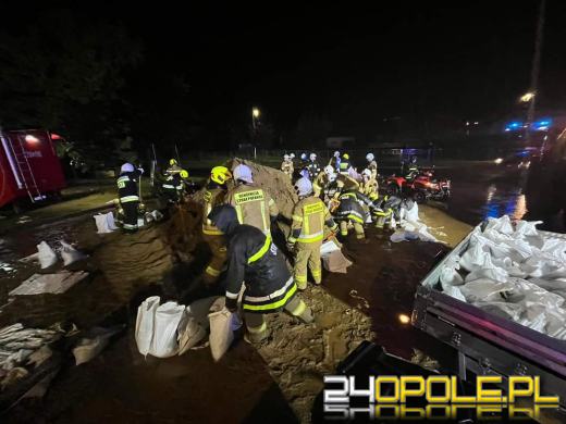 Stany alarmowe rzek przekroczone. Ewakuowano mieszkańców 