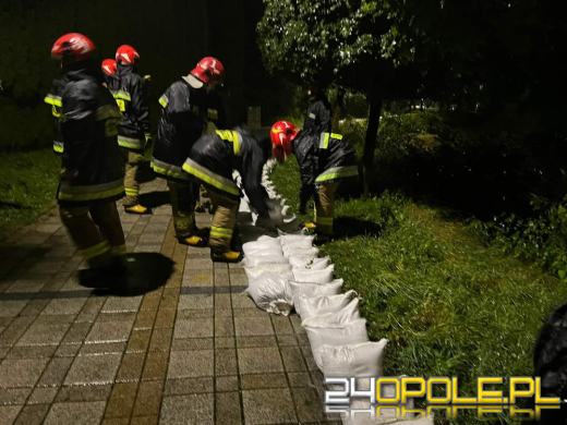 Stany alarmowe rzek przekroczone. Ewakuowano mieszkańców 