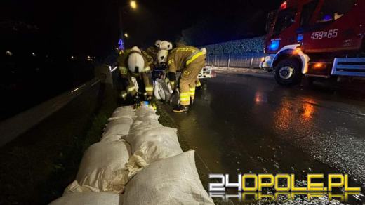 Stany alarmowe rzek przekroczone. Ewakuowano mieszkańców 