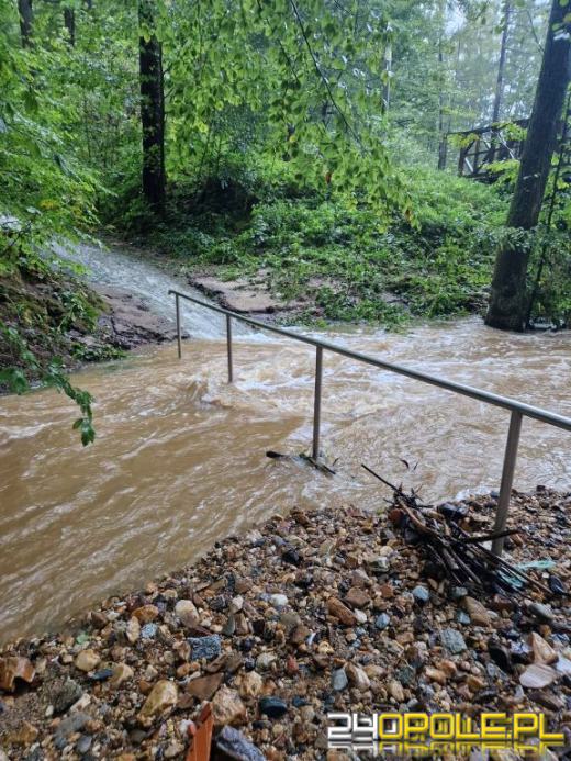 Cały dzień trwają działania ratownicze i zabezpieczające. Fotorelacja 
