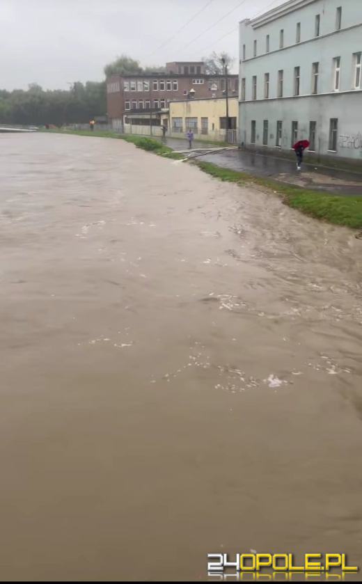 Cały dzień trwają działania ratownicze i zabezpieczające. Fotorelacja 