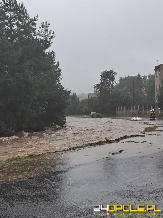 Cały dzień trwają działania ratownicze i zabezpieczające. Fotorelacja 