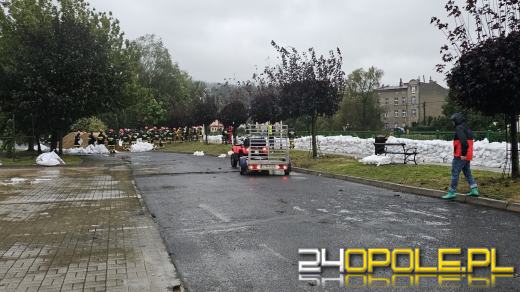 Cały dzień trwają działania ratownicze i zabezpieczające. Fotorelacja 