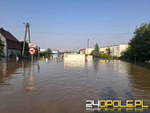 Trwa ewakuacja mieszkańców Lewina Brzeskiego i naprawa uszkodzeń w regionie po powodzi