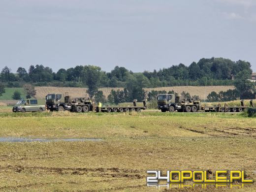 Przełęk: Rozpoczęto odbudowę wału. Na miejscu strażacy, wojsko i budowlańcy