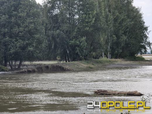 Przełęk: Rozpoczęto odbudowę wału. Na miejscu strażacy, wojsko i budowlańcy