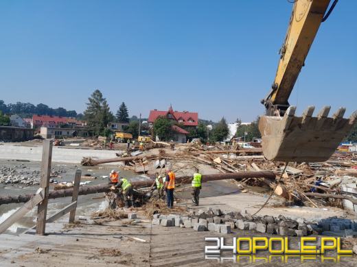 Trwa budowa mostu tymczasowego w Głuchołazach