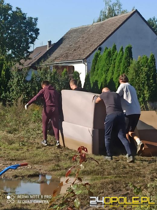 Trwają intensywne działania ratownicze. Dwie wyrwy w Ptakowicach