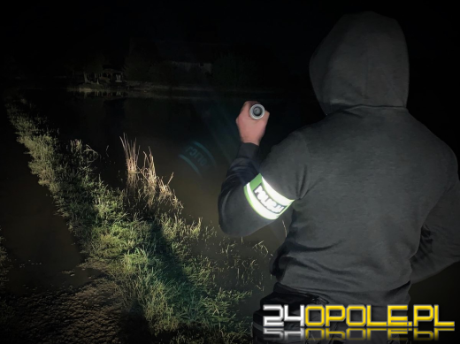 Policja z Żandarmerią Wojskową pod osłoną nocy patroluje tereny powodziowe