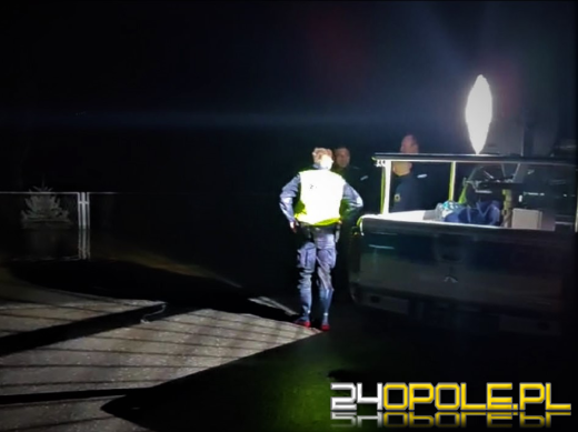 Policja z Żandarmerią Wojskową pod osłoną nocy patroluje tereny powodziowe
