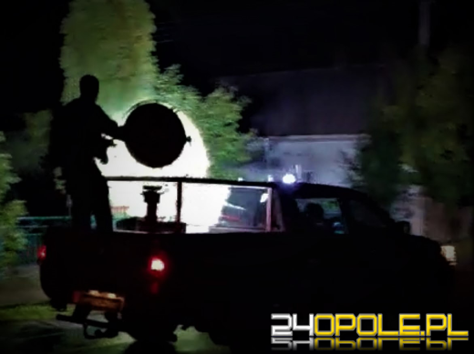 Policja z Żandarmerią Wojskową pod osłoną nocy patroluje tereny powodziowe