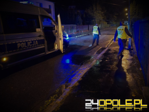 Policja z Żandarmerią Wojskową pod osłoną nocy patroluje tereny powodziowe