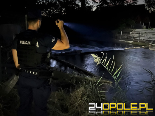 Policja z Żandarmerią Wojskową pod osłoną nocy patroluje tereny powodziowe