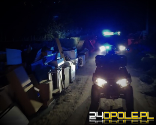 Policja z Żandarmerią Wojskową pod osłoną nocy patroluje tereny powodziowe