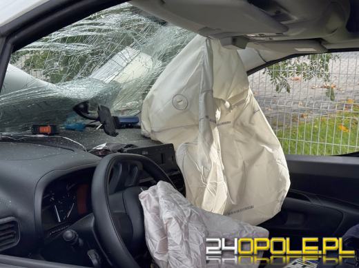 Nie zachował bezpiecznej odległości i wylądował na tylnym zderzaku wojskowego tira