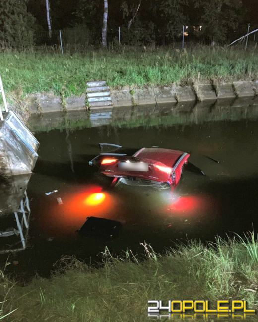 Lexus wpadł do zbiornika retencyjnego, kierowca pod wpływem alkoholu (WIDEO)