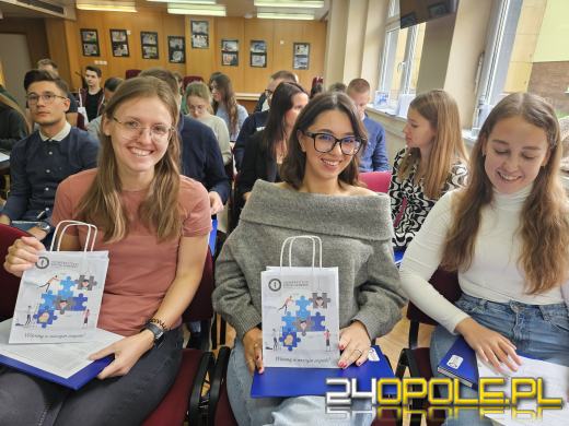 Rekordowa liczba młodych lekarzy rozpoczyna staże w Uniwersyteckim Szpitalu Klinicznym w Opolu