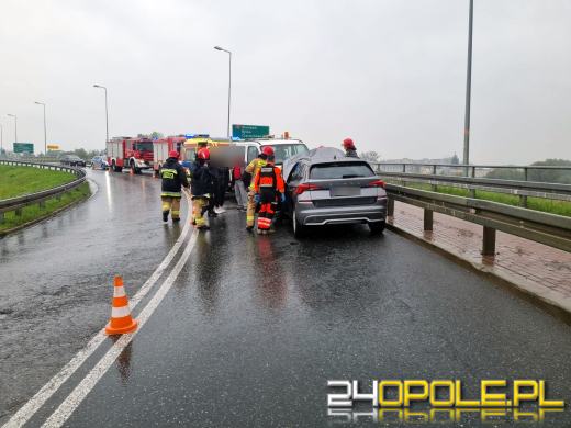Czołowe zderzenie busa z osobówką. Dwie osoby w szpitalu
