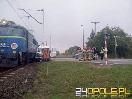 Pociąg wjechał w busa, gdy auto przejeżdżało przez tory