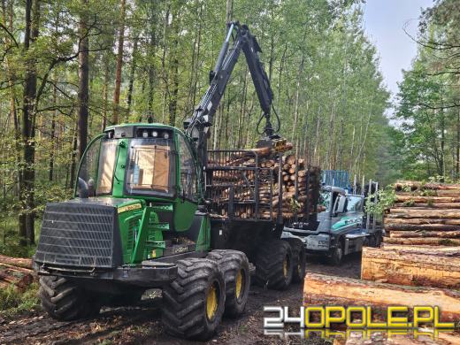 Wypadek przy załadunku drewna w Osowcu: Mężczyzna ranny