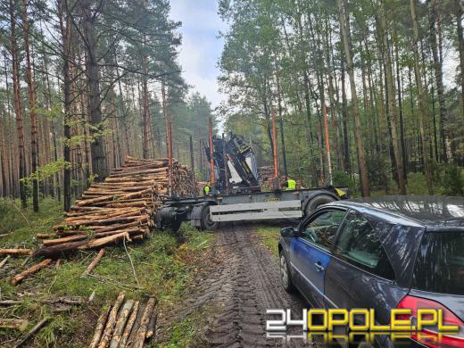 Wypadek przy załadunku drewna w Osowcu: Mężczyzna ranny
