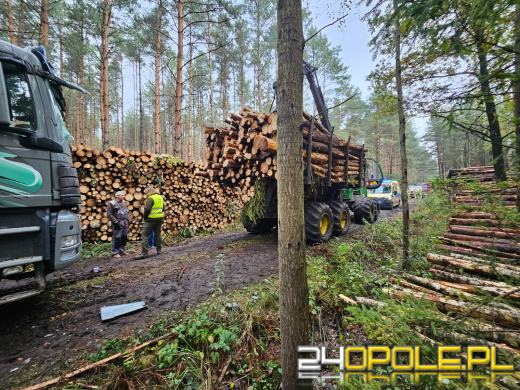 Wypadek przy załadunku drewna w Osowcu: Mężczyzna ranny