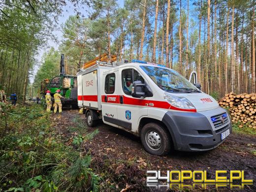 Wypadek przy załadunku drewna w Osowcu: Mężczyzna ranny