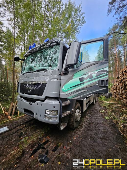Wypadek przy załadunku drewna w Osowcu: Mężczyzna ranny