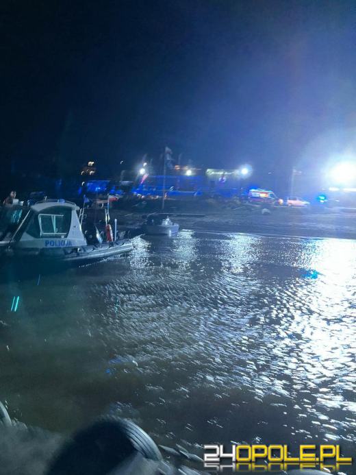 Nocna akcja ratunkowa na Jeziorze Nyskim - wędkarz wypadł z pontonu