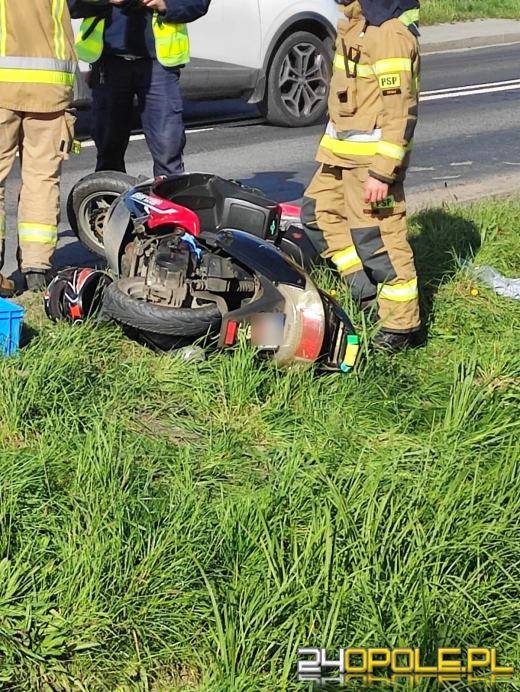 Kierowca skutera wjechał w busa. Jedna osoba w szpitalu