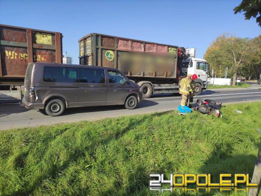 Kierowca skutera wjechał w busa. Jedna osoba w szpitalu
