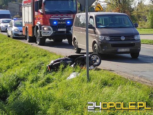 Kierowca skutera wjechał w busa. Jedna osoba w szpitalu