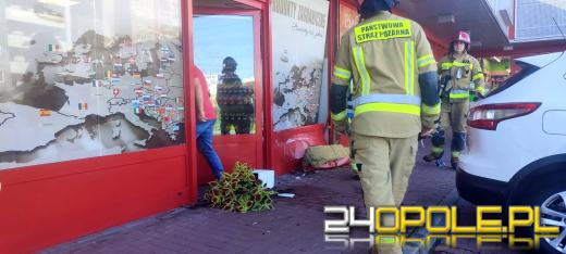 Pomyliła hamulec z gazem i wjechała w sklep. 72-letnia kobieta ukarana mandatem