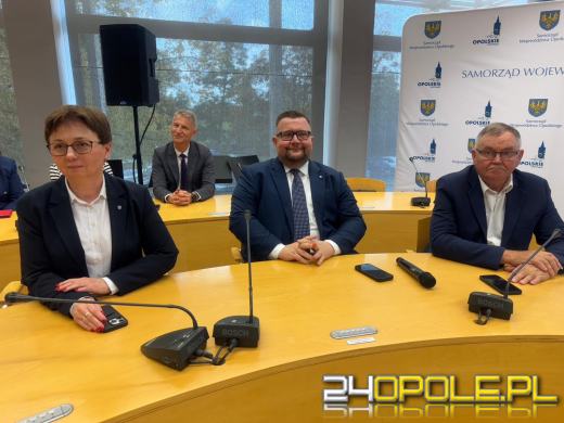 Seniorzy studenci celebrują rozpoczęcie Roku Akademickiego