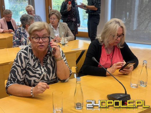 Seniorzy studenci celebrują rozpoczęcie Roku Akademickiego