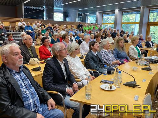 Seniorzy studenci celebrują rozpoczęcie Roku Akademickiego