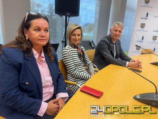 Seniorzy studenci celebrują rozpoczęcie Roku Akademickiego