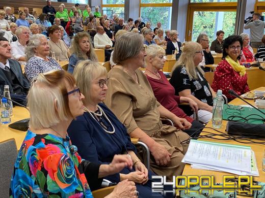 Seniorzy studenci celebrują rozpoczęcie Roku Akademickiego