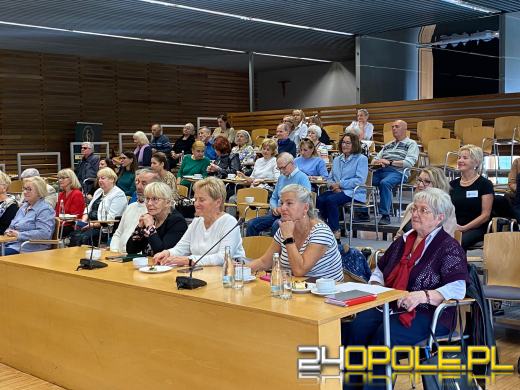 Seniorzy studenci celebrują rozpoczęcie Roku Akademickiego