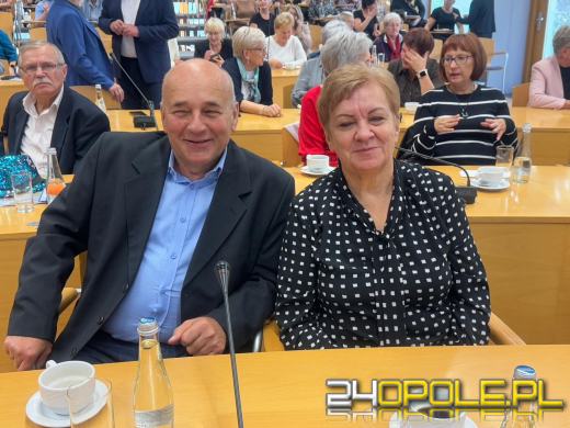 Seniorzy studenci celebrują rozpoczęcie Roku Akademickiego