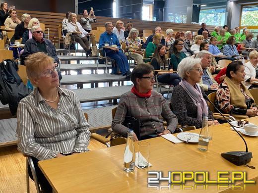 Seniorzy studenci celebrują rozpoczęcie Roku Akademickiego