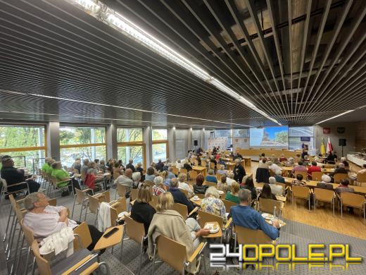 Seniorzy studenci celebrują rozpoczęcie Roku Akademickiego