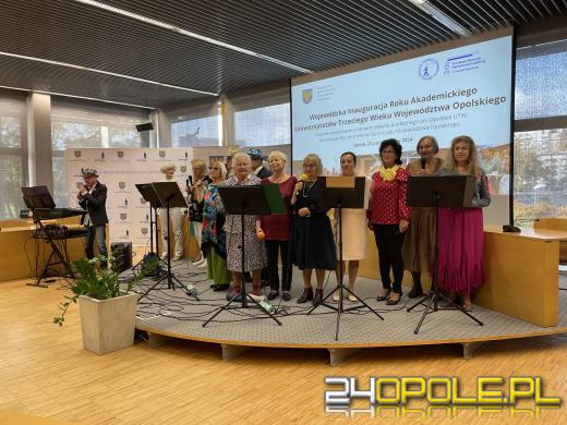 Seniorzy studenci celebrują rozpoczęcie Roku Akademickiego