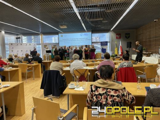 Seniorzy studenci celebrują rozpoczęcie Roku Akademickiego