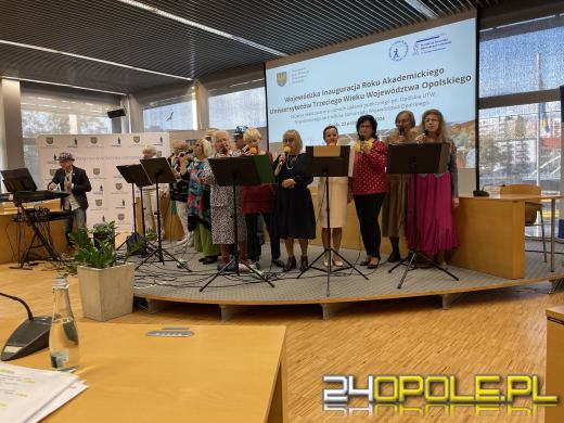 Seniorzy studenci celebrują rozpoczęcie Roku Akademickiego