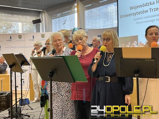 Seniorzy studenci celebrują rozpoczęcie Roku Akademickiego