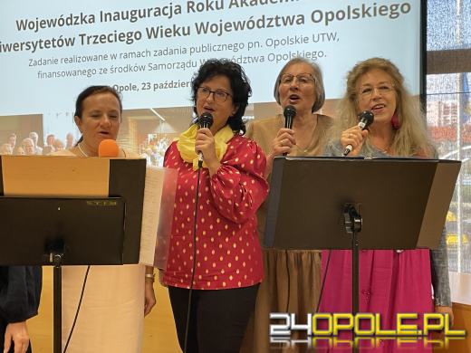 Seniorzy studenci celebrują rozpoczęcie Roku Akademickiego