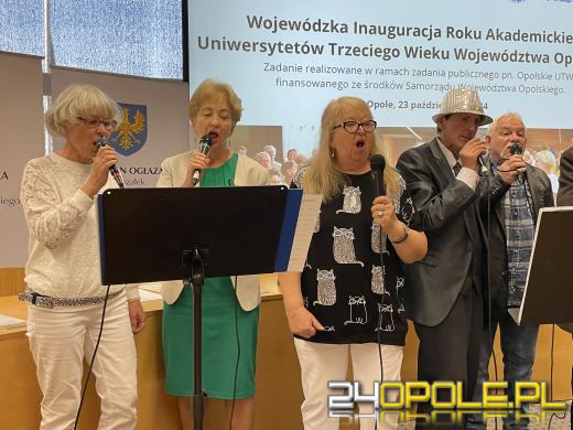 Seniorzy studenci celebrują rozpoczęcie Roku Akademickiego
