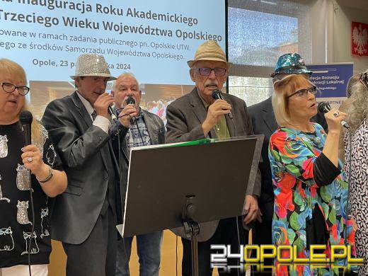 Seniorzy studenci celebrują rozpoczęcie Roku Akademickiego