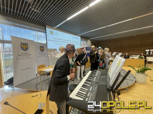 Seniorzy studenci celebrują rozpoczęcie Roku Akademickiego